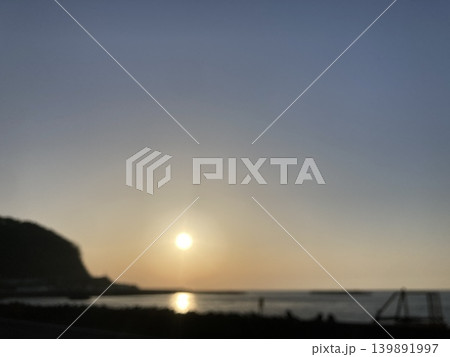 ぼやけた夕方の砂浜 ぼやけた夕方の砂浜 139891997