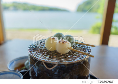 七輪でお団子を焼く(福井県あわら市_イクスカフェ) 七輪でお団子を焼く(福井県あわら市_イクスカフェ) 139892081