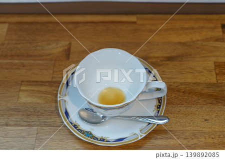 コーヒーを飲み終わったコーヒーカップ コーヒーを飲み終わったコーヒーカップ 139892085