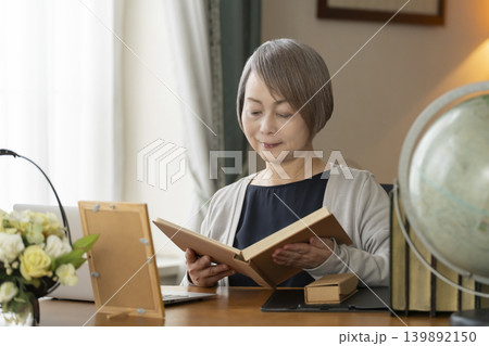 自宅の書斎でリモートワークをするシニア女性 自宅の書斎でリモートワークをするシニア女性 139892150