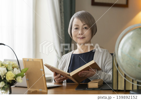 自宅の書斎でリモートワークをするシニア女性 139892152