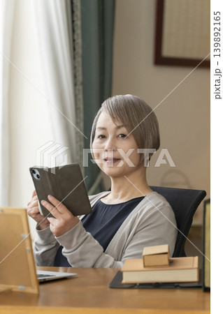 自宅の書斎でリモートワークをするシニア女性 自宅の書斎でリモートワークをするシニア女性 139892165