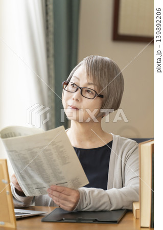 自宅の書斎でリモートワークをするシニア女性 自宅の書斎でリモートワークをするシニア女性 139892206