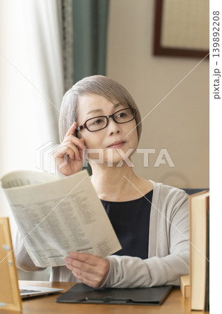 自宅の書斎でリモートワークをするシニア女性 自宅の書斎でリモートワークをするシニア女性 139892208