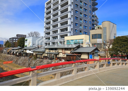 【長野県】晴天のなわて通り商店街と幸橋(松本市) 【長野県】晴天のなわて通り商店街と幸橋(松本市) 139892244