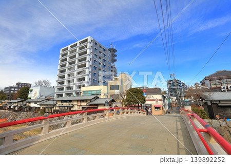 【長野県】晴天のなわて通り商店街と幸橋（松本市） 139892252