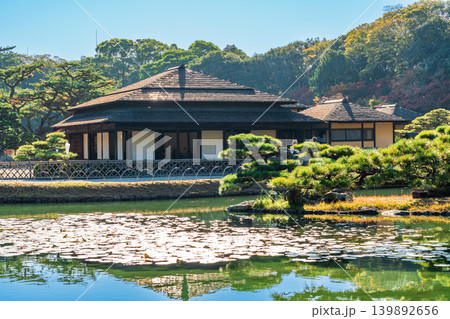 【特別名勝】栗林公園 晩秋の風景 涵翠池と掬月亭 香川県高松市 【特別名勝】栗林公園 晩秋の風景 涵翠池と掬月亭 香川県高松市 139892656