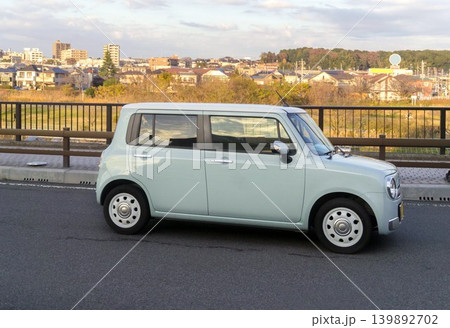 走行中の軽乗用車(ラパン) 走行中の軽乗用車(ラパン) 139892702