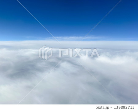 飛行機から見た成層圏の空と雲、巡航飛行中の風景 飛行機から見た成層圏の空と雲、巡航飛行中の風景 139892713