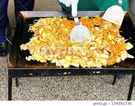 お祭りの定番!キャベツと豚肉が香る焼きそば お祭りの定番!キャベツと豚肉が香る焼きそば 139892736