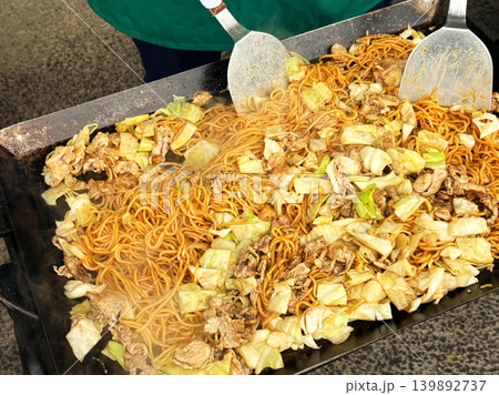 お祭りの定番!キャベツと豚肉が香る焼きそば お祭りの定番!キャベツと豚肉が香る焼きそば 139892737