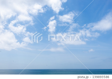 青空に浮かぶ白い雲と穏やかな海の風景 青空に浮かぶ白い雲と穏やかな海の風景 139893586