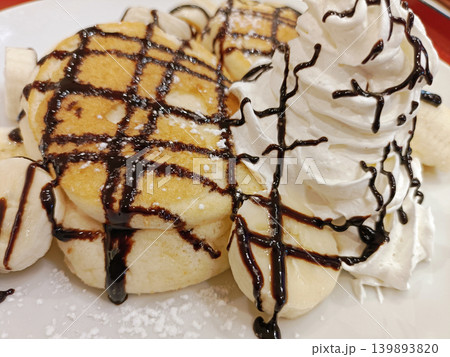 クリームたっぷりパンケーキ クリームたっぷりパンケーキ 139893820