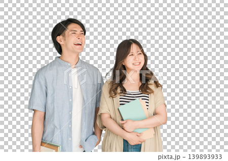 教科書・ノートを持つ学生・大学生の男女（キャンパスライフ・恋人・カップル） 139893933