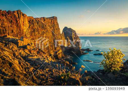 Early morning scenery on the Sao Lourenco peninsula at sunrise 139893949