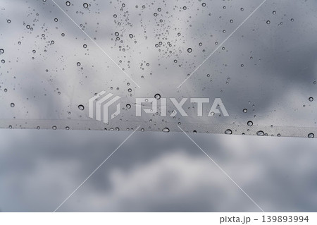 【梅雨素材】ビニール傘に付いた雨粒 【梅雨素材】ビニール傘に付いた雨粒 139893994