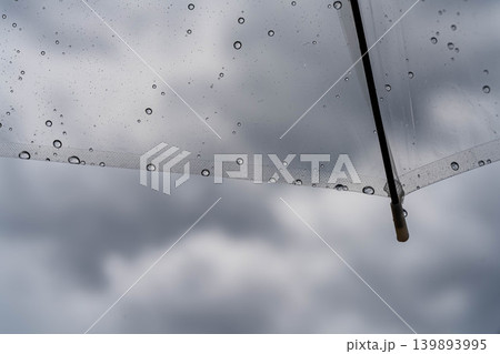 【梅雨素材】ビニール傘に付いた雨粒 139893995