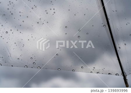 【梅雨素材】ビニール傘に付いた雨粒 139893996