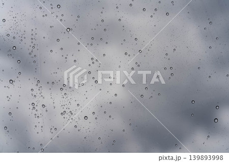 【梅雨素材】ビニール傘に付いた雨粒 139893998