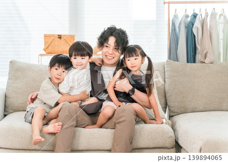 マイホーム,家の中で遊ぶ笑顔の親子,パパと子供 マイホーム,家の中で遊ぶ笑顔の親子,パパと子供 139894065