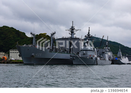護衛艦と補給艦が係留中 139894654