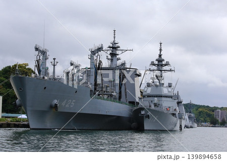 護衛艦ふゆづきと補給艦ましゅうが係留中 139894658