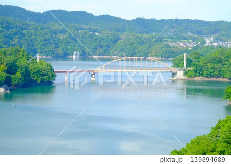 【神奈川県】緑の津久井湖に架かる三井大橋 139894689