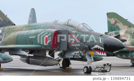 雨のエプロンの航空自衛隊RF-4EJファントムⅡ偵察機 雨のエプロンの航空自衛隊RF-4EJファントムⅡ偵察機 139894731