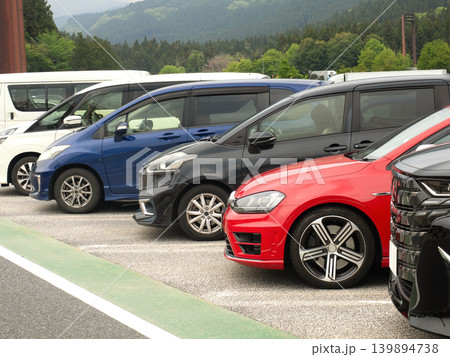 パーキングに並んだ乗用車 パーキングに並んだ乗用車 139894738