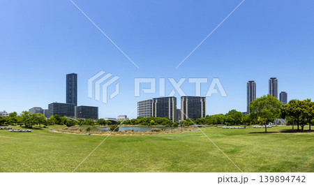 福岡市東区にあるアイランドシティ中央公園から見る風景 福岡市東区にあるアイランドシティ中央公園から見る風景 139894742