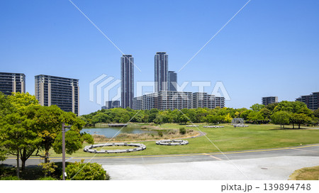 福岡市東区にあるアイランドシティ中央公園から見るマンションの風景 139894748