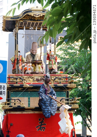 街中でからくり人形を披露する山車7 139894871