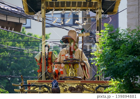 住宅街でからくり人形を披露する山車7 住宅街でからくり人形を披露する山車7 139894881