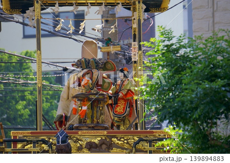 住宅街でからくり人形を披露する山車5 139894883