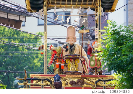 住宅街でからくり人形を披露する山車2 139894886