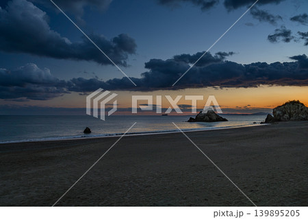 田原市の日出の石門と夕日の風景(愛知県) 田原市の日出の石門と夕日の風景(愛知県) 139895205