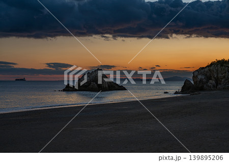 田原市の日出の石門と夕日の風景(愛知県) 田原市の日出の石門と夕日の風景(愛知県) 139895206