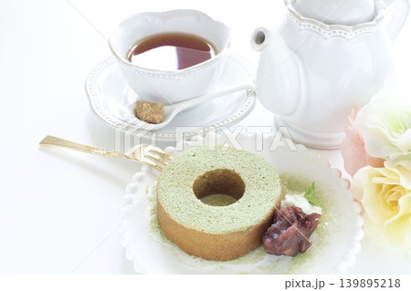 抹茶バームクーヘンと紅茶 抹茶バームクーヘンと紅茶 139895218