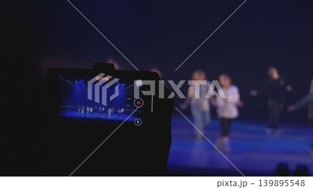 スマホで動画撮影 139895548