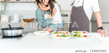 キッチンで調理する夫婦と愚図る娘を抱っこする母親(好き嫌い,偏食) キッチンで調理する夫婦と愚図る娘を抱っこする母親(好き嫌い,偏食) 139895560