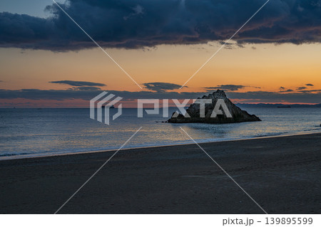 田原市の日出の石門と夕日の風景(愛知県) 田原市の日出の石門と夕日の風景(愛知県) 139895599