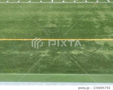 サッカー場の人工芝。鮮やかな緑色に黄色のラインが引かれ、試合の開始を待っているかのよう 139895750