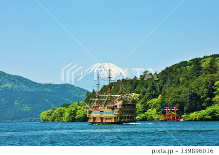 初夏の箱根 青空と海賊船 そして富士山 初夏の箱根 青空と海賊船 そして富士山 139896016