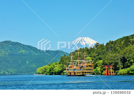 初夏の箱根 青空と海賊船 そして富士山 初夏の箱根 青空と海賊船 そして富士山 139896038