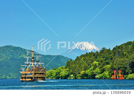 初夏の箱根　青空と海賊船　そして富士山 139896039