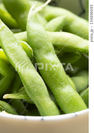 新鮮な枝豆を白いボウルに盛り付けた、夏野菜の食材写真 139896093