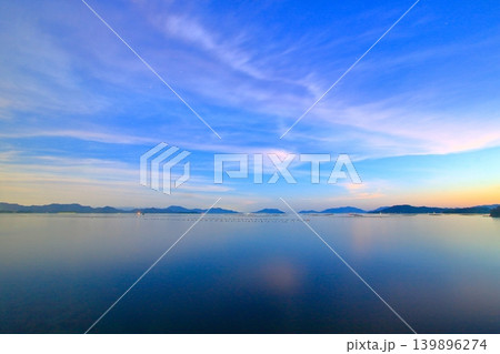 静寂感漂う 夕暮れ時の瀬戸の海 静寂感漂う 夕暮れ時の瀬戸の海 139896274