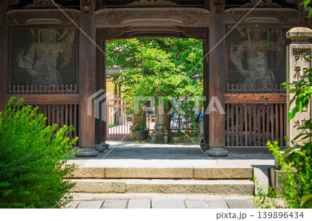 京都、壇王法林寺の楼門と門の間から見える童地蔵 139896434