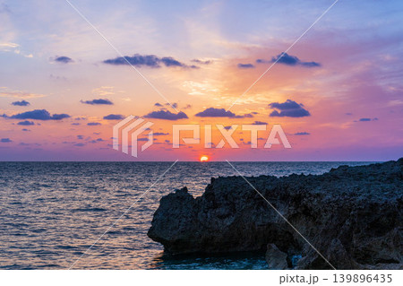 日本の春夕日 139896435