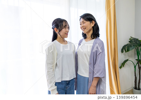見つめあう仲の良い母娘 139896454